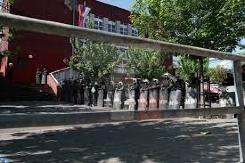 Zvečan: Ispred opštine i dalje Kfor i policija