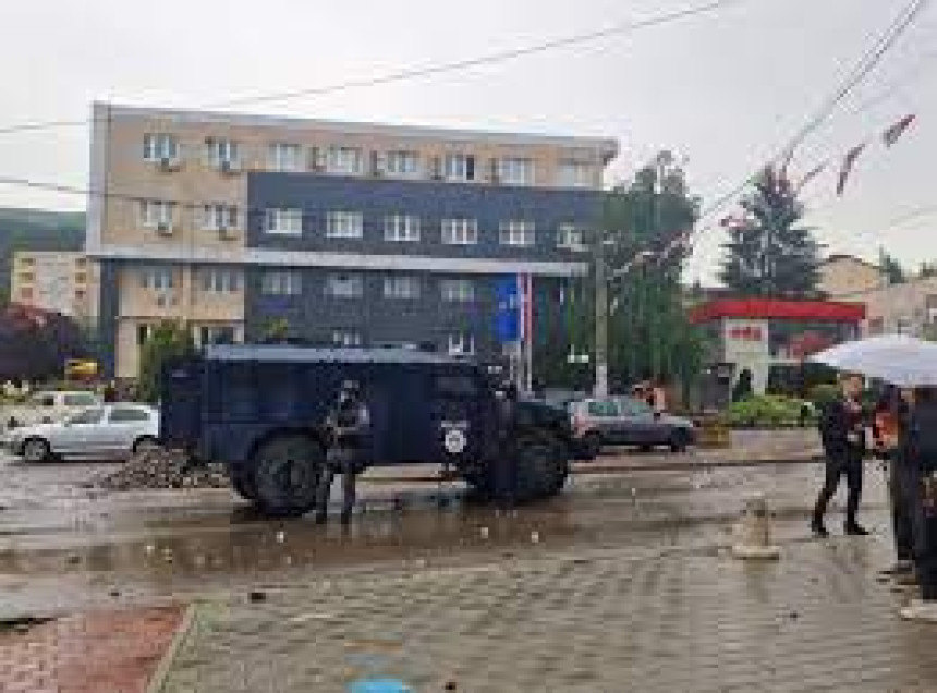 Hetemi spavao u zgradi opštine Leposavić