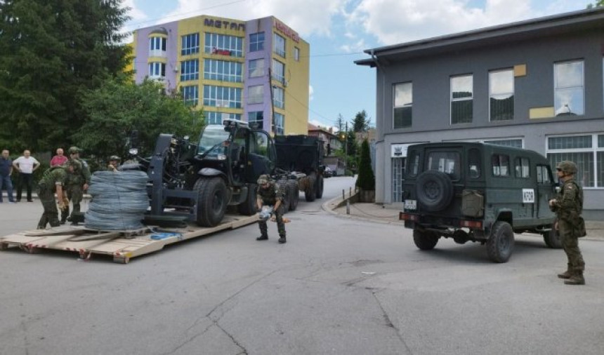KFOR priprema da razvuče bodljikavu žicu u Zvečanu
