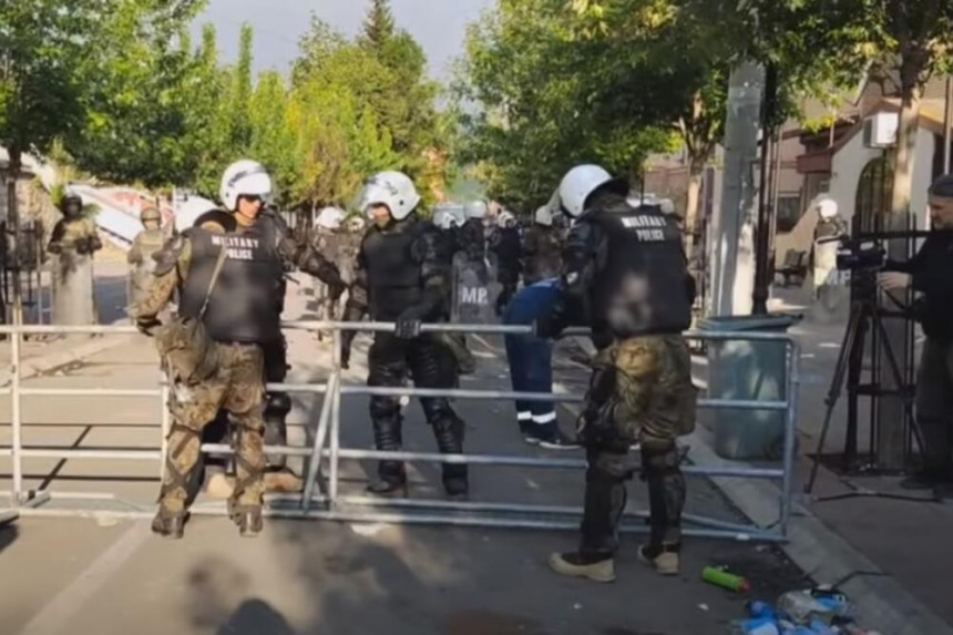Kfor metalnom ogradom blokirao školu u Zvečanu