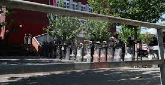 Zvečan: Ispred opštine i dalje Kfor i policija