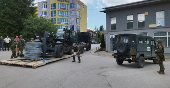 KFOR priprema da razvuče bodljikavu žicu u Zvečanu