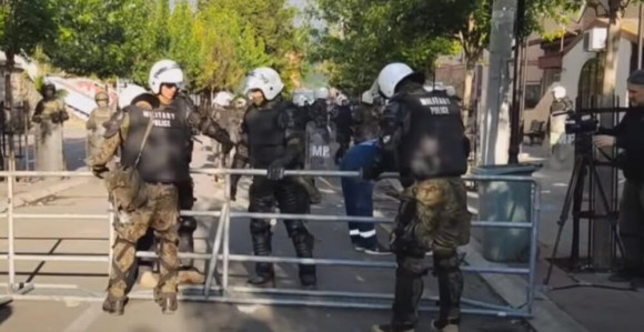 Kfor metalnom ogradom blokirao školu u Zvečanu