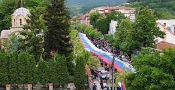 Zvečan: Srbi razvili zastavu Srbije dugu 250 m