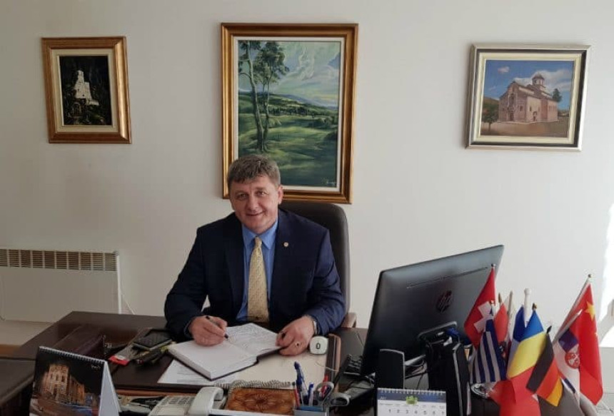 Dekan pao na akontacijama za službena putovanja