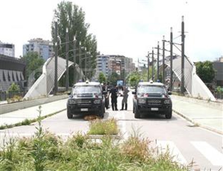 КиМ: Карабињери на мосту између Срба и Албанаца