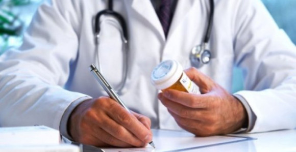 Doktor otpušten jer je detetu za upalom grla prepisao sladoled i video igrice!?