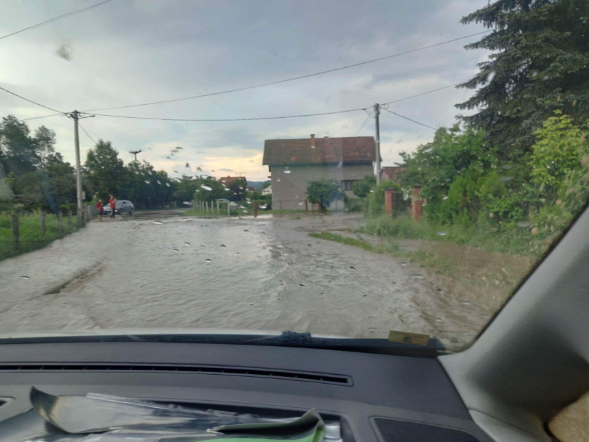 Осјечани код Добоја: Вода ушла у куће, поплављени путеви