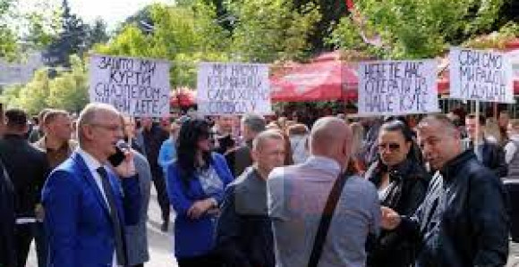 Испред општине Звечан и данас велики број грађана