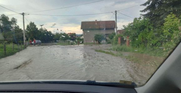 Осјечани код Добоја: Вода ушла у куће, поплављени путеви
