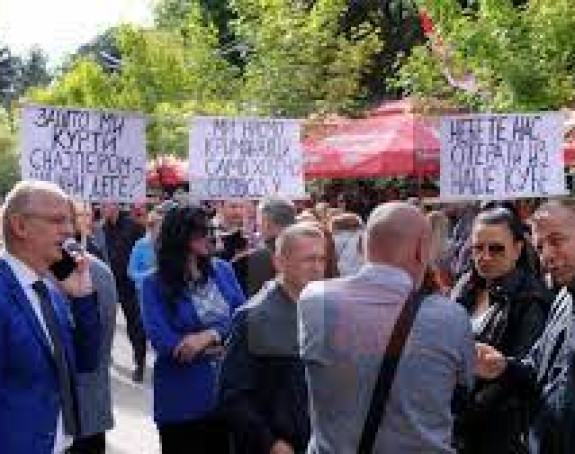 Испред општине Звечан и данас велики број грађана