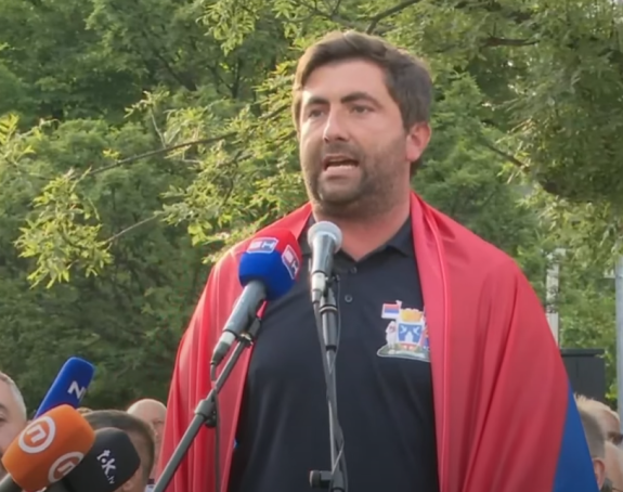 Срдачан дочек градоначелнику Бијељине у Бањалуци: "Ненародни режим мора пасти" (ФОТО/ВИДЕО)