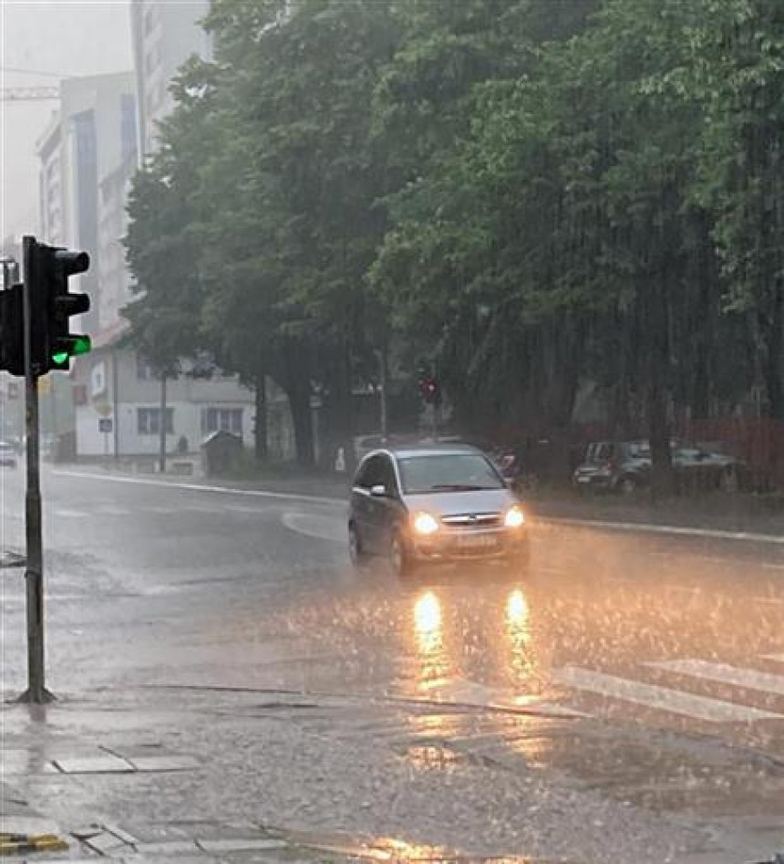 Snažno nevrijeme u Banjaluci, grad padao na Kozari