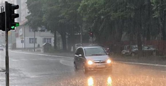 Snažno nevrijeme u Banjaluci, grad padao na Kozari