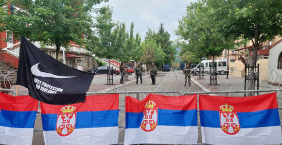 Srbi se deseti dan okupljaju ispred Opštine u Zvečan