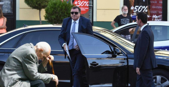 Građani grcaju u dugovima, a funkcioneri spiskali 10 miliona maraka na luksuz