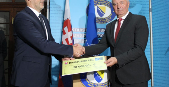 Prvi donatorski ček za OS BiH iz NATO paketa pomoći
