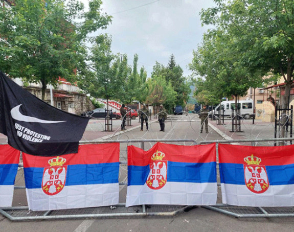 Srbi se deseti dan okupljaju ispred Opštine u Zvečan