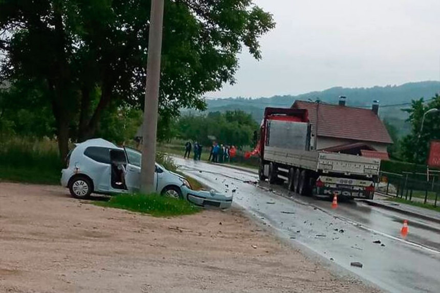 Težak sudar dva vozila kod Busovače, jedno poginulo