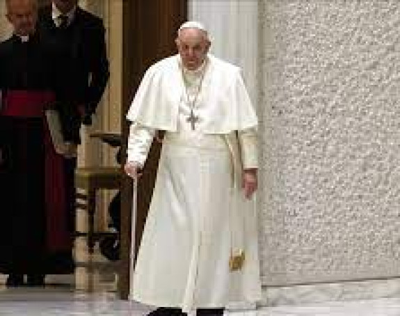 Папа подвргнут операцији, прошло без компликација