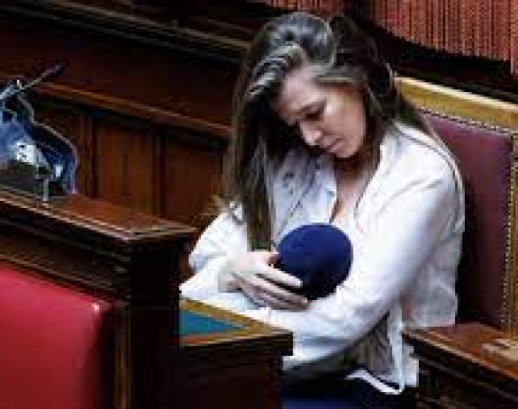 Aplauz u skupštini Italije: Poslanica dojila bebu VIDEO