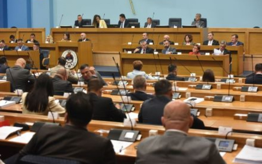 Stevandić jedini glasao protiv svoje Rezolucije!?(VIDEO)