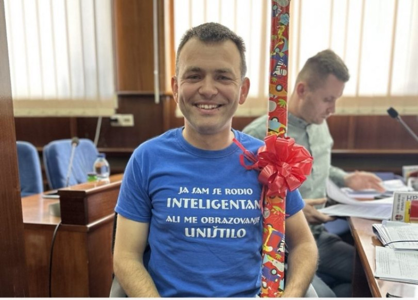Начелник Мркоњић Града добио крамп на поклон