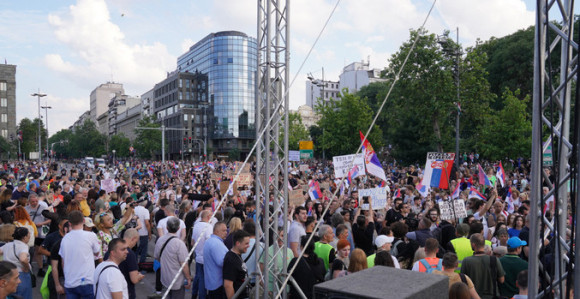 Protest opozicije šesti put pred Skupštinom Srbije