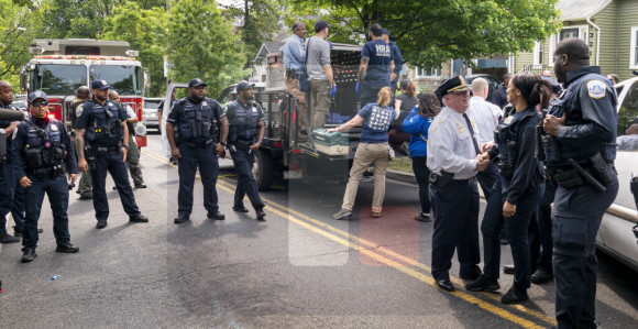 Policija uhvatila medvjeda u dvorištu kuće u Vašingtonu