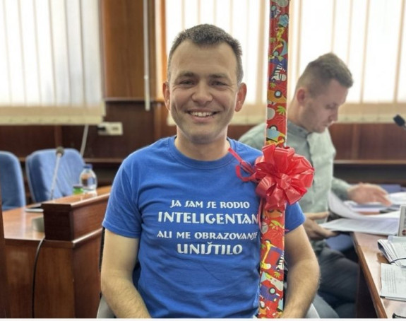 Начелник Мркоњић Града добио крамп на поклон