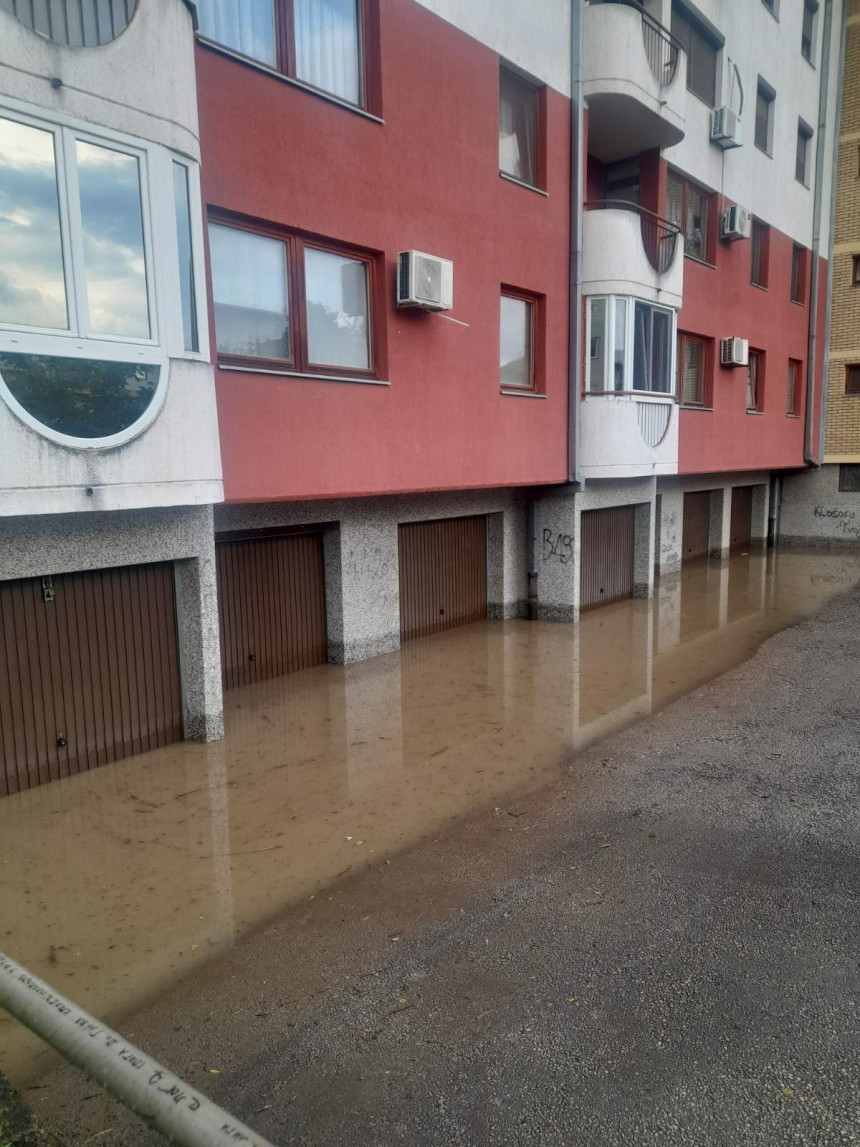 Zaplavljeni hodnici, podrumi, poslovni objekti (VIDEO)