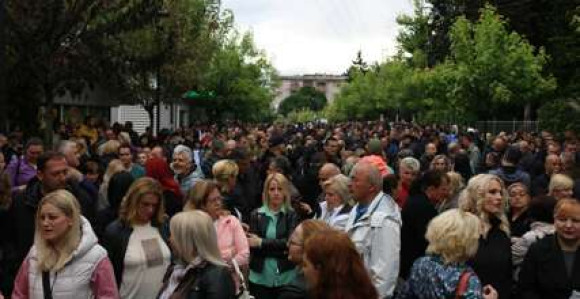 Okupljanje Srba i danas ispred opštinskih zgrada