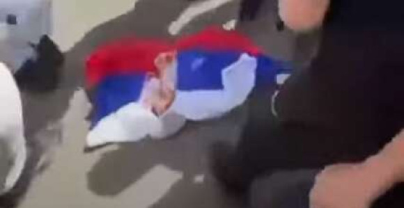 Skandal: Djeca gazila zastavu Srbije (VIDEO)