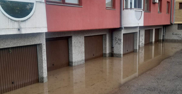 Zaplavljeni hodnici, podrumi, poslovni objekti (VIDEO)