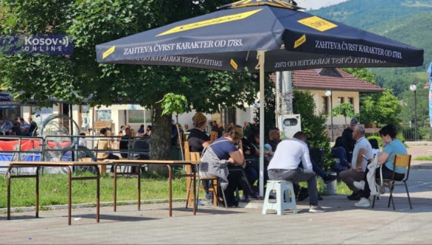 Srbi ne odustaju od zahtjeva, sjede ispred opštine