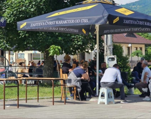 Srbi ne odustaju od zahtjeva, sjede ispred opštine