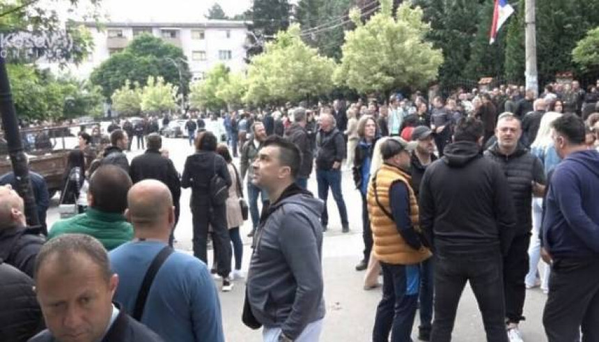 Srbi i danas ispred zgrade opštine Zvečan