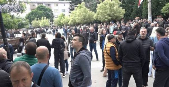 Srbi i danas ispred zgrade opštine Zvečan