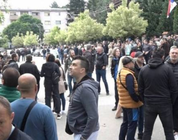 Srbi i danas ispred zgrade opštine Zvečan