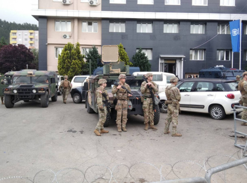 Srbi u Leposaviću Kurtijevog ministra gađali jajima (VIDEO)