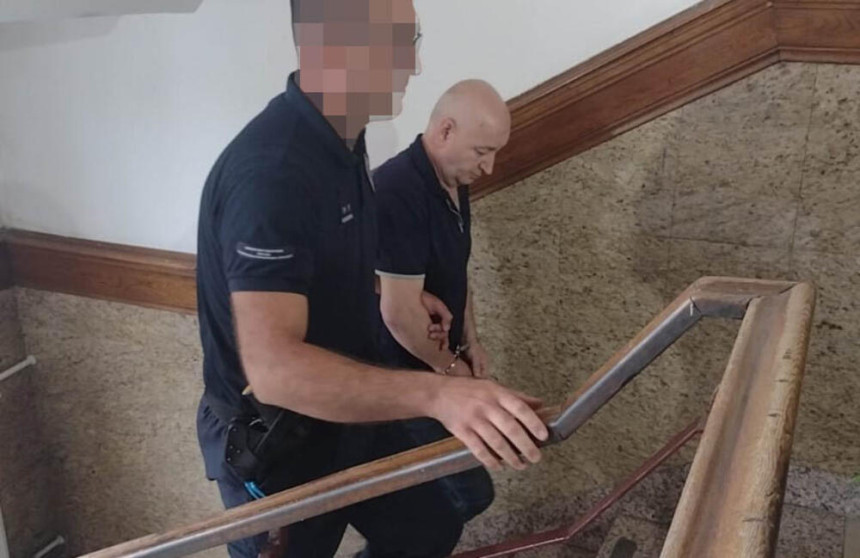 Udarao glavom o sto i vikao, iznesen uz sudnice
