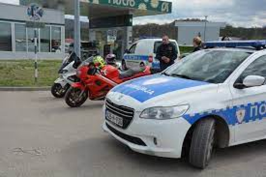 Otuđio putnički automobil i torbicu, potom izazvao nezgodu
