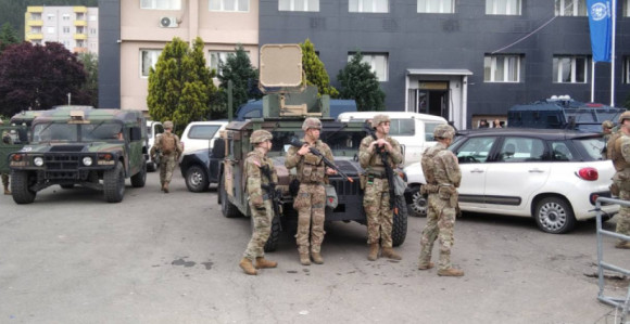 Srbi u Leposaviću Kurtijevog ministra gađali jajima (VIDEO)