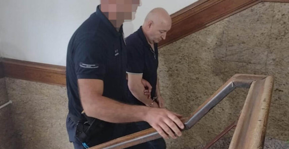 Udarao glavom o sto i vikao, iznesen uz sudnice