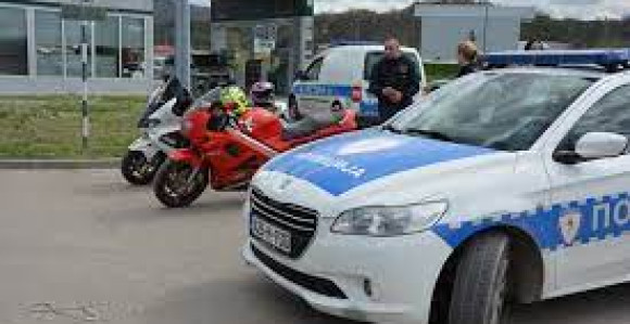 Otuđio putnički automobil i torbicu, potom izazvao nezgodu