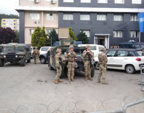 Srbi u Leposaviću Kurtijevog ministra gađali jajima (VIDEO)