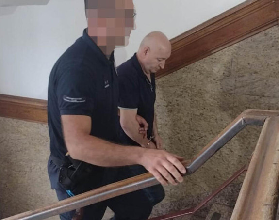 Udarao glavom o sto i vikao, iznesen uz sudnice