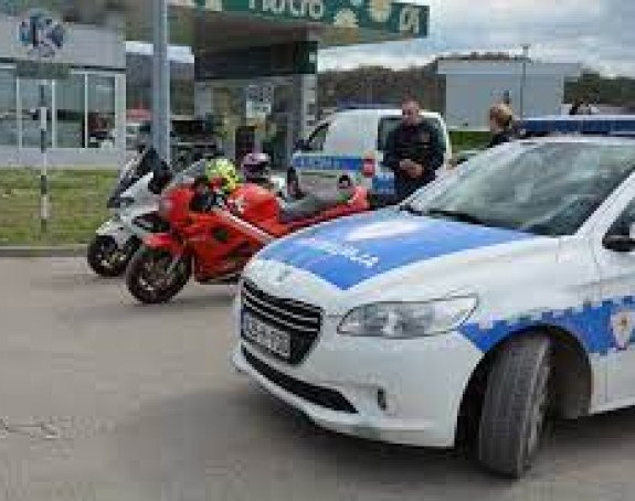 Otuđio putnički automobil i torbicu, potom izazvao nezgodu