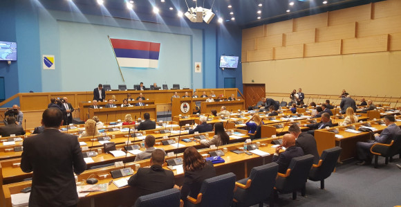 "Imate milione i opet ste dužni i zadužujete se"