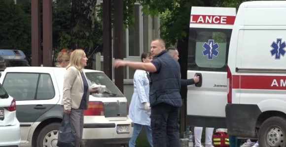 UKC Tuzla se oglasio o stanju nastavnika ranjenog u školi